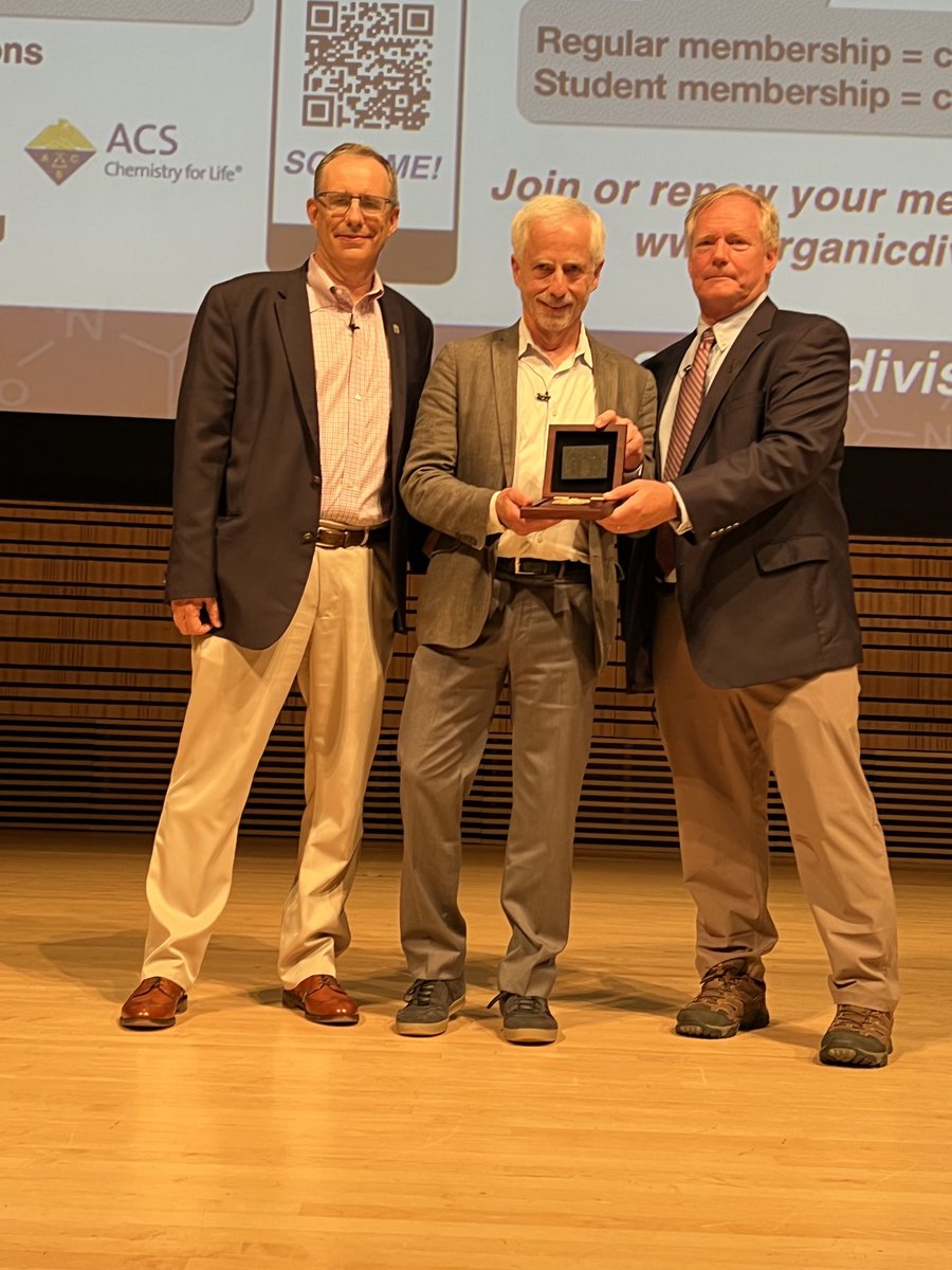 angierangeles's tweet image. Presentation of the Roger Adams Award Medal to Prof. Jacobsen (@JacobsenLab )! @MaleczkaC gave an overview of @OrgReactions and The RA Award followed by introduction of Eric by @JohnWoodGroup. Congratulations Eric! @ACSorganic @OrgSynth #NOS2025