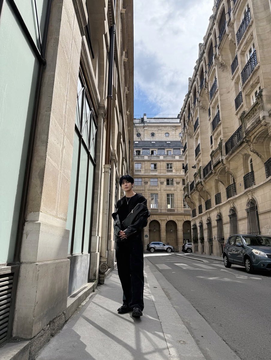 cattyunie's tweet photo. #TAEHYUN in Paris for #ParisFashionWeek 🖤 https://t.co/nP3Qc6LSNx