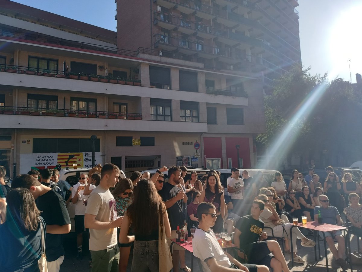 #Hatortxu baaat
Bi #Hatotxuuuuu
Elkartu ziren
elkartu ziren
Aurten Lakuntzan
Aurten Lakuntzan
Atxi txi txi guaua
atxi txi txi guaua
Euskal presoak ETXERA!✊

AGUR Hatortxun aurkezpena izan dou gaur
Eskerrik asko #Hatortxuko antolatzailiei, Olatz, Ander ta etorri zaten guztioi👏