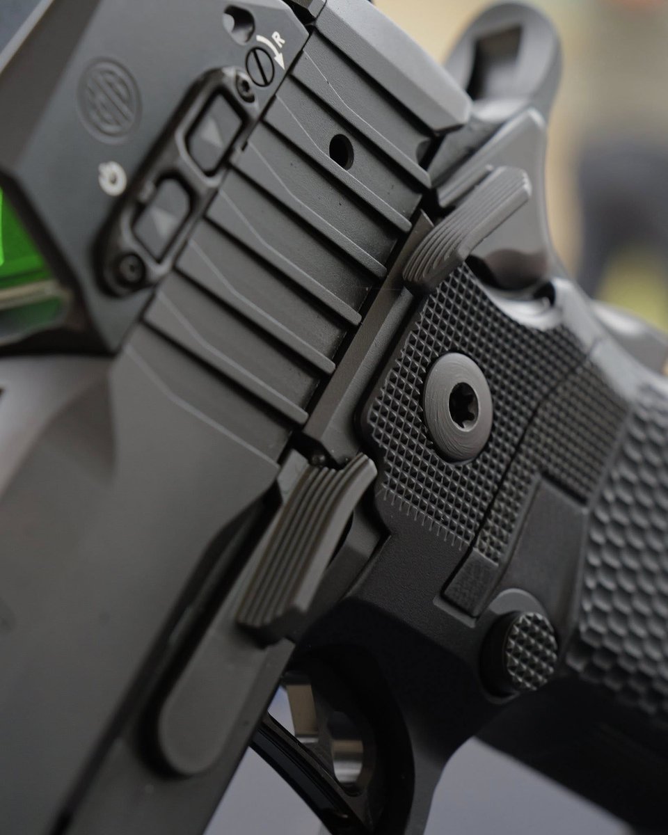 Proven_AO's tweet image. Meet the SIG P211.
• 4.4″ bull barrel + Mach3D comp = less muzzle rise
• Full steel frame with Pic rail & dust cover
• Straight-pull trigger (3.5–4 lb)
• Grip, ambi thumb & firing-pin safeties
• W/ P320 mags: 23‑round + two 21‑round
#SIGNext #HammerFired @sigsauerinc