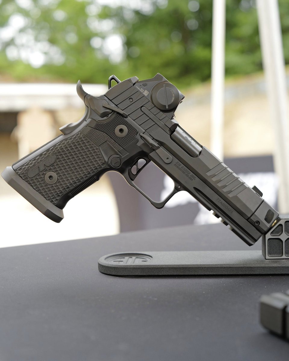 Proven_AO's tweet image. Meet the SIG P211.
• 4.4″ bull barrel + Mach3D comp = less muzzle rise
• Full steel frame with Pic rail & dust cover
• Straight-pull trigger (3.5–4 lb)
• Grip, ambi thumb & firing-pin safeties
• W/ P320 mags: 23‑round + two 21‑round
#SIGNext #HammerFired @sigsauerinc