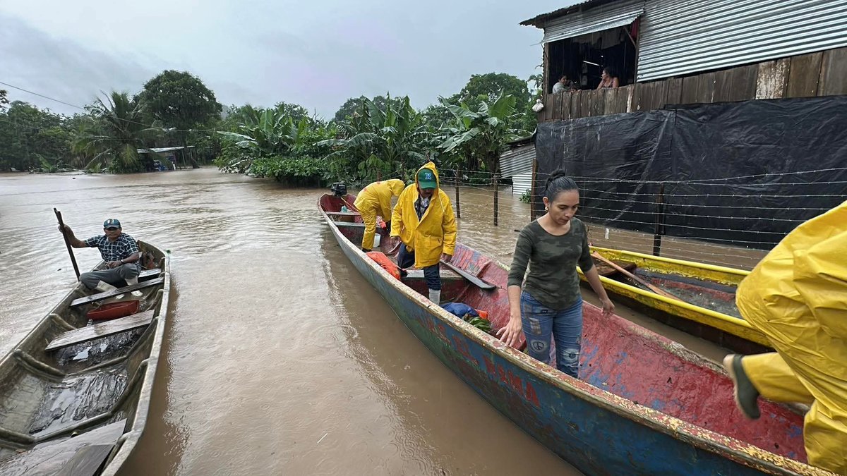 🚨 393 personas evacuadas (101 menores) en El Rama, El Tortuguero y La Cruz de Río Grande por lluvias intensas.
🌧 El Ejército, junto al COMUPRED, respondió ante el riesgo de desbordes y deslaves.
👥 Fueron trasladadas a albergues con apoyo de 49 efectivos.
