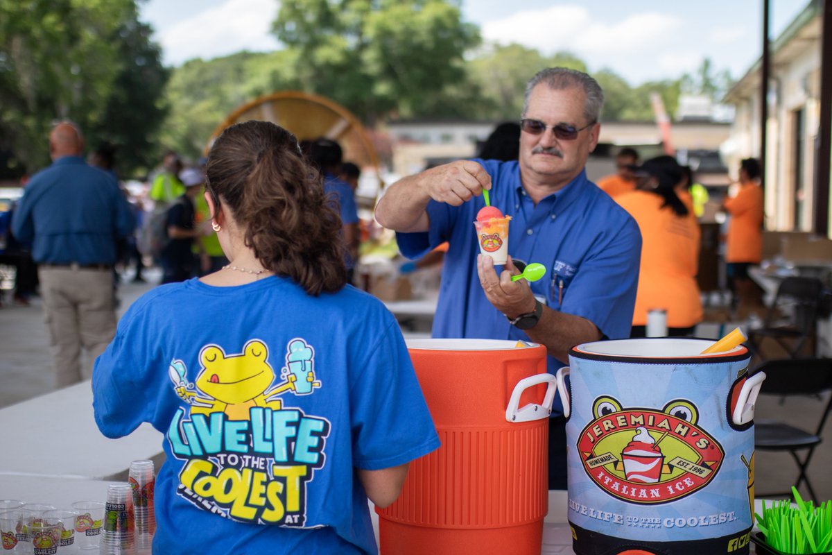 UFFacilities's tweet image. Yesterday, we honored our amazing UF Facilities Services team for all that they do!👏
From maintaining our campus infrastructure, to advancing our sustainability, efficiency, and safety goals—they power it all.
You keep #GatorNation running, so we'll keep the grill going🌭