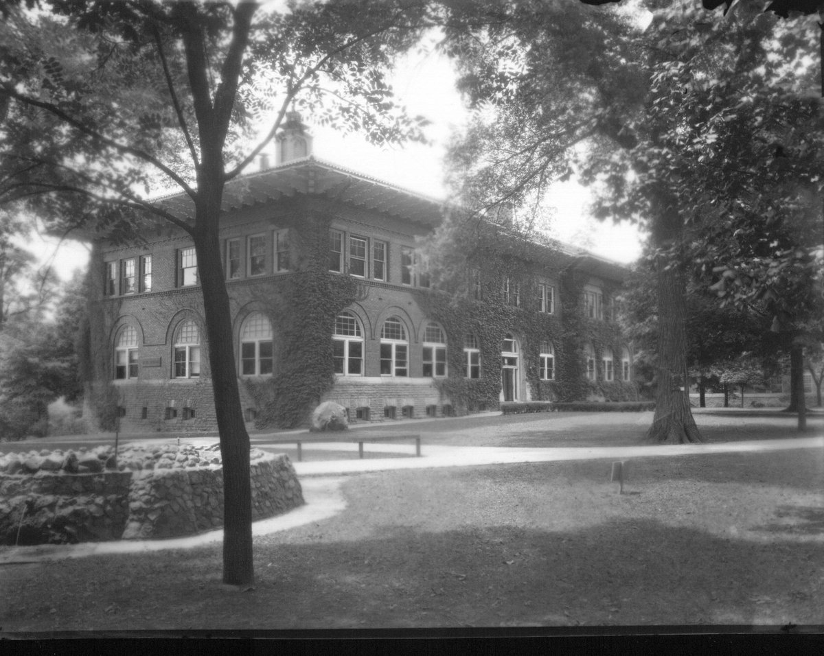 A glimpse into Miami University’s past: Brice Hall and Thobe’s Fountain as they appeared in the early 1900s. #ThrowbackThursday #LoveAndHonor