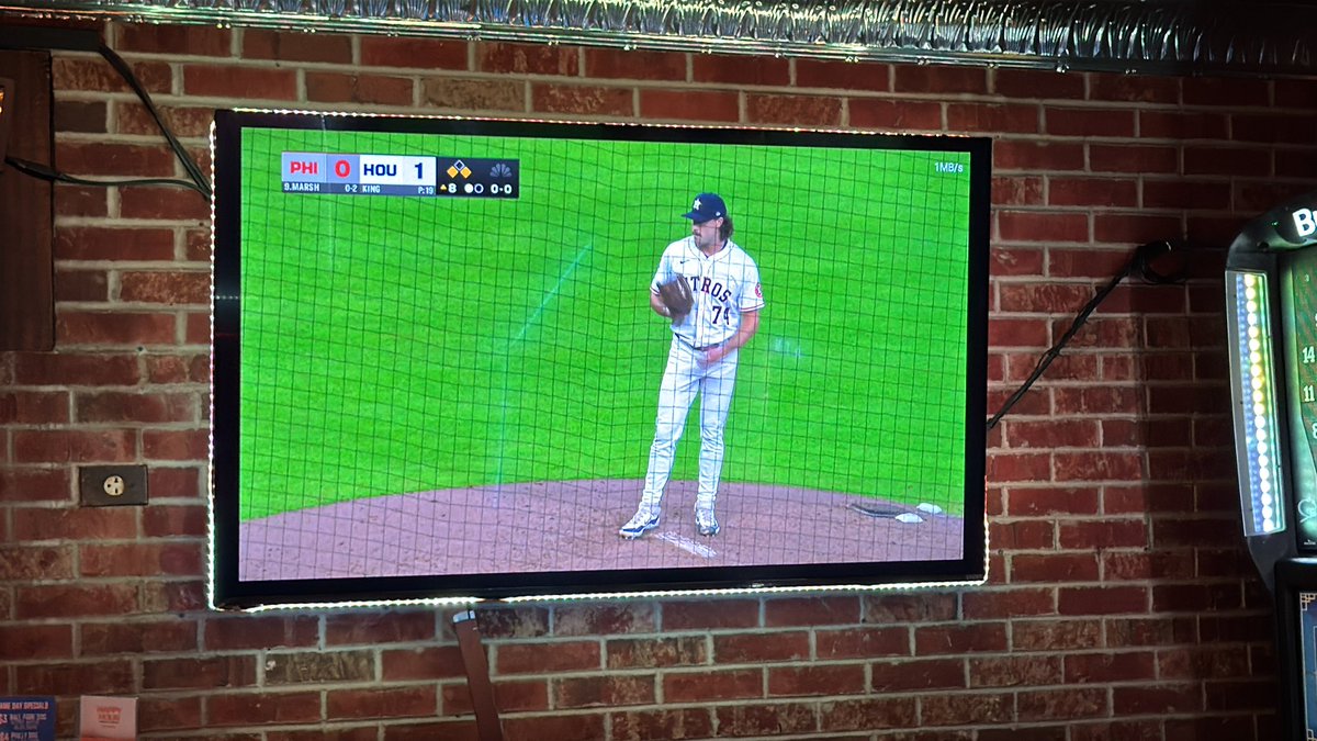 DelValleyPod's tweet image. This is weird. 

Phillies had the exact same scenario last night. Down 1-0 in the 8th, runners on the corners and 1 out. I wonder how this is gonna go….