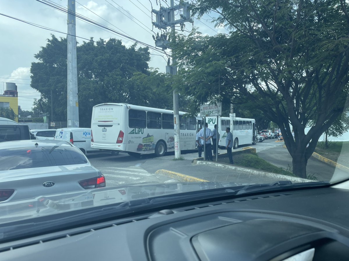 Crios79's tweet photo. @Trafico_ZMG @TransporteJal se acuerdan que hace 3 meses les denuncié que la empresa toma un carril de moctezuma como estacionamiento pos que creen cada día es lo mismo no hay quien ponga orden https://t.co/an20cAtTvk
