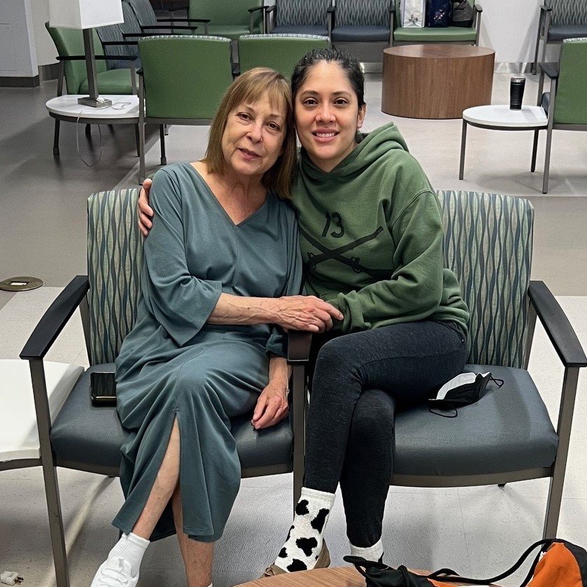 UnivTransplant's tweet image. After battling juvenile diabetes, Lynda faced kidney failure. Her dear friend Lucy stepped up and donated a kidney—saving her life on April 2.
“Without organ donors there is no story, no hope,” Lucy shared.
Lynda now has a second chance at life. 💚
#LivingDonation #Kidney4Lynda