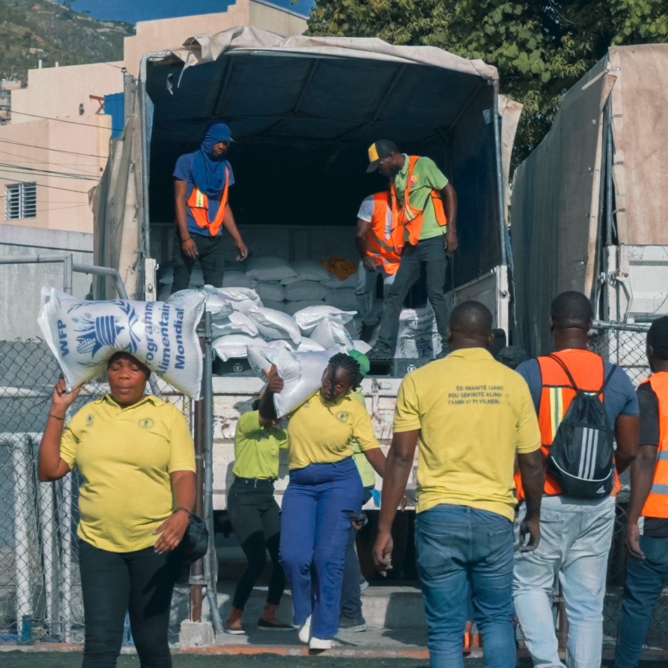 WFP Haiti (PAM) 🕊️ (@wfp_haiti) on Twitter photo 📍Pétion-Ville
Cette semaine, <a href="/WFP/">World Food Programme</a>, en collaboration avec le partenaire local <a href="/capachaiti/">CAPAC HAÏTI</a>, a distribué environ 97 tonnes de vivres à + de 13 850 personnes vulnérables & déplacées de #Kenscoff.
Une assistance vitale rendue possible grâce au soutien du gouvernement 🇺🇸🙏 📍Pétion-Ville
Cette semaine, <a href="/WFP/">World Food Programme</a>, en collaboration avec le partenaire local <a href="/capachaiti/">CAPAC HAÏTI</a>, a distribué environ 97 tonnes de vivres à + de 13 850 personnes vulnérables & déplacées de #Kenscoff.
Une assistance vitale rendue possible grâce au soutien du gouvernement 🇺🇸🙏
