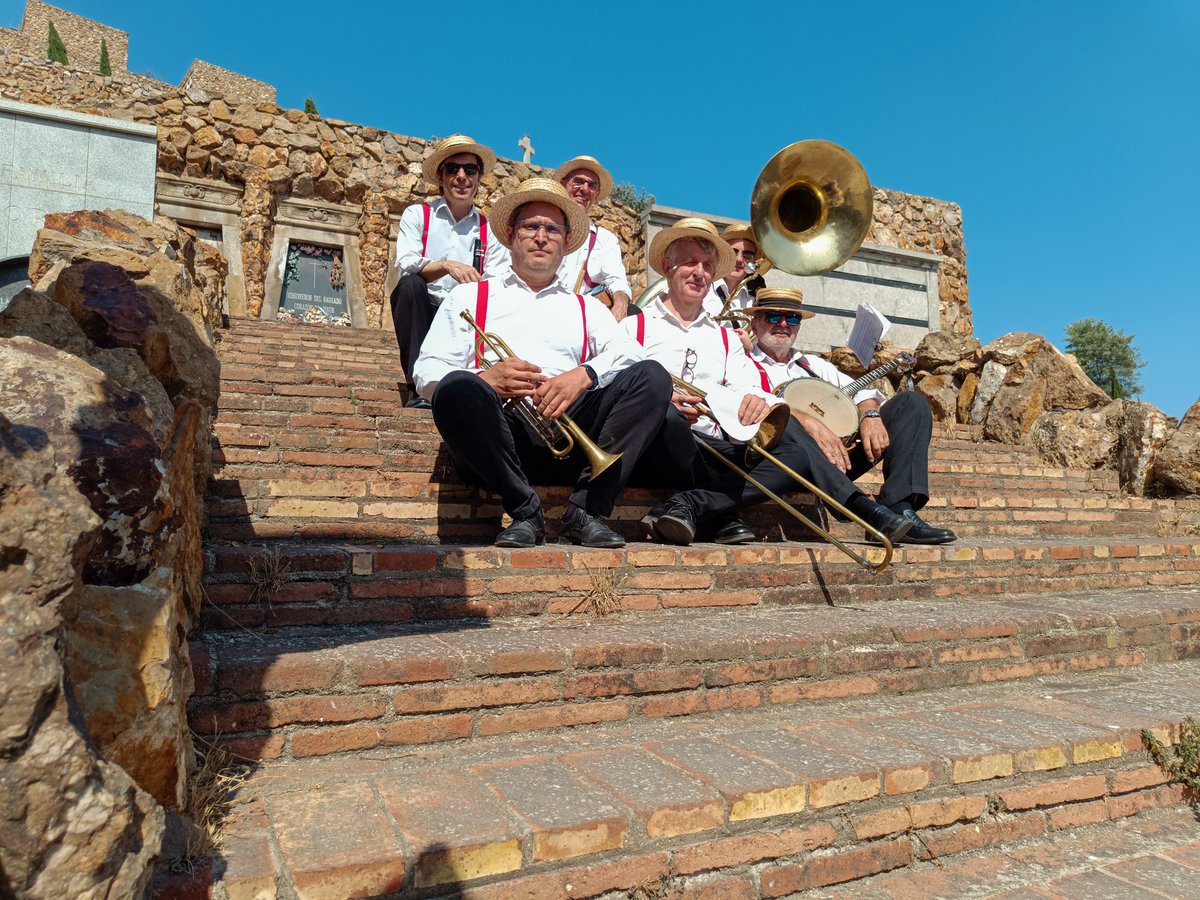 mobydixie's tweet photo. 📍 Cementiri de Montjuïc
Acomiadar algú amb música és molt bonic. A New Orleans ho saben molt bé!
#mobydixie #jazz #dixieland #music from #barcelona https://t.co/4dh54XU1af