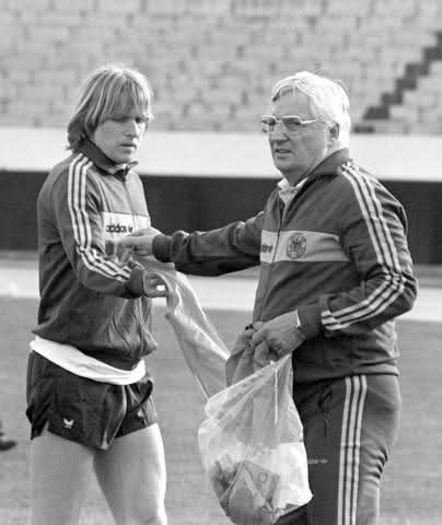 futbol_siglo's tweet photo. JUPP DERWALL 
Hilo ⬇️ ⬇️ ⬇️ https://t.co/cZUlIeBzLZ