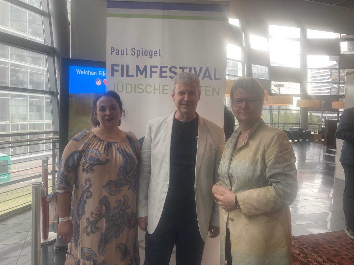 Sylvia Löhrmann (@sylvialoehrmann) on Twitter photo Eröffnung des Paul Spiegel Filmfestivals „Jüdische Welten“ im Rahmen der Jüdischen Kulturtage #Düsseldorf - tolles Programm, viel zu sehen! Danke an Alle! <a href="/ASB_NRW/">Antisemitismusbeauftragte NRW</a> <a href="/MKW_NRW/">mkw.nrw</a> <a href="/landnrw/">Staatskanzlei NRW</a> <a href="/n_liminski/">Nathanael Liminski</a> Eröffnung des Paul Spiegel Filmfestivals „Jüdische Welten“ im Rahmen der Jüdischen Kulturtage #Düsseldorf - tolles Programm, viel zu sehen! Danke an Alle! <a href="/ASB_NRW/">Antisemitismusbeauftragte NRW</a> <a href="/MKW_NRW/">mkw.nrw</a> <a href="/landnrw/">Staatskanzlei NRW</a> <a href="/n_liminski/">Nathanael Liminski</a>