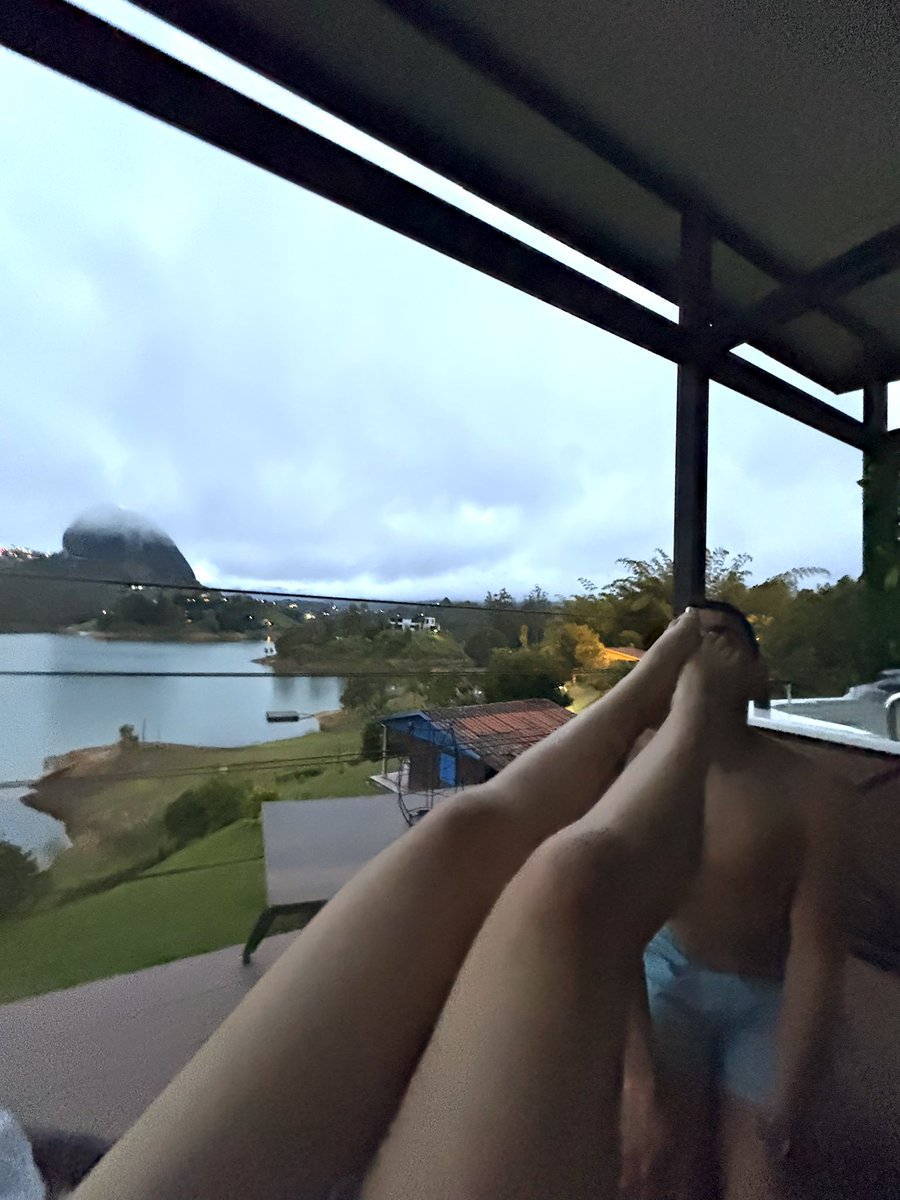 Cuando estoy de viaje también necesito un reposapiés. 
El mejor lugar para mis pies es en tu cara 🐕