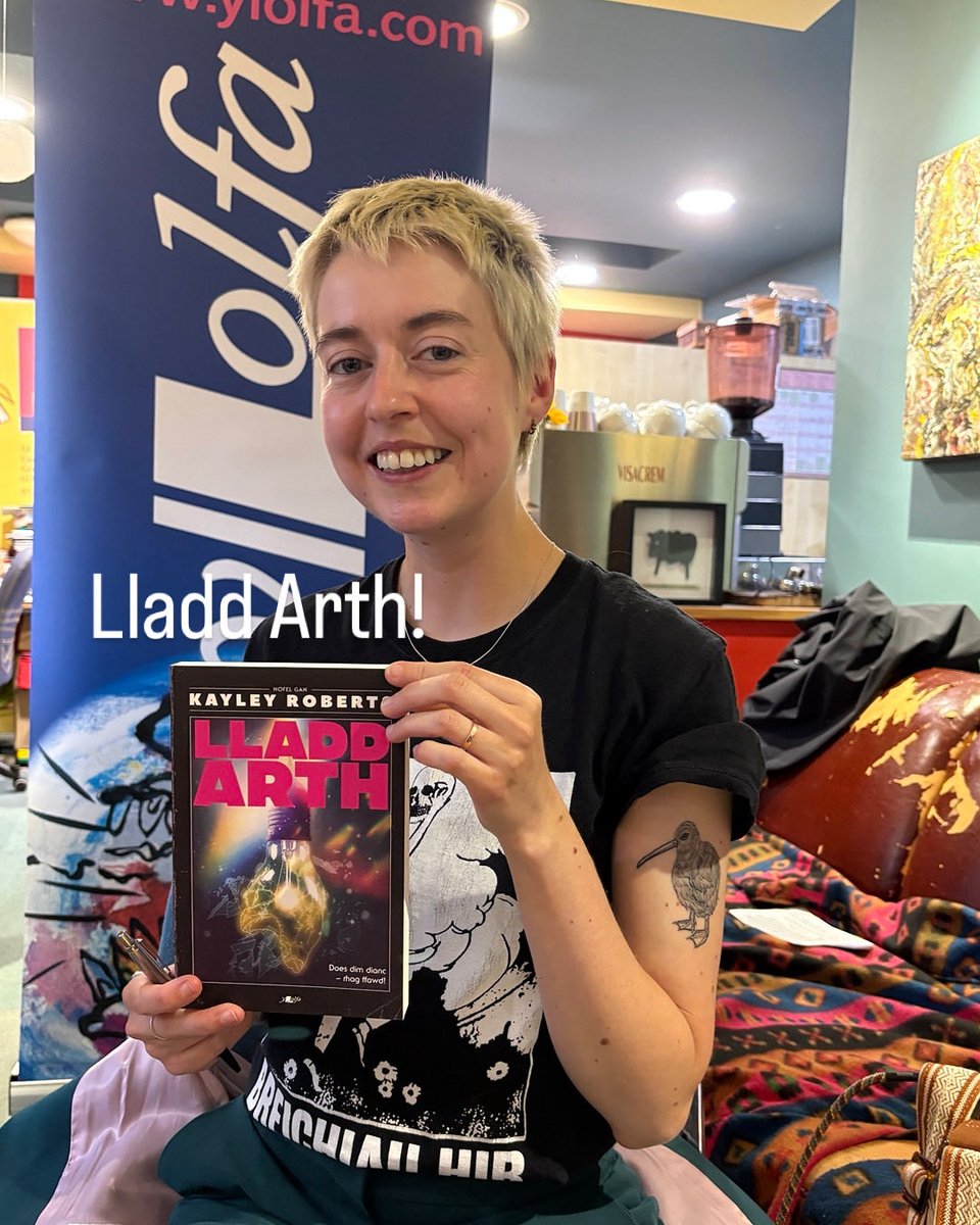 Nofel gyntaf Kayley Roberts 👏👏 ⁦<a href="/YLolfa/">Y Lolfa</a>⁩ ⁦<a href="/PalasPrint/">Palas Print</a>⁩