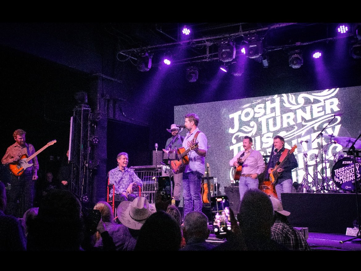 joshturnermusic's tweet image. It’s always a thrill for me to be in the same room as my hero and friend, @randytravis. His love for country music hasn’t waned one bit, and I’m forever grateful to him for the influence he’s had on me. These pics are from my 23rd time playing @BillyBobsTexas
📸 Jules Villalobos