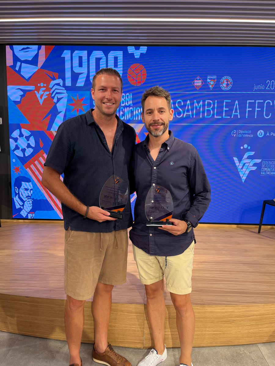 👏 El Hércules B y el Juvenil B han sido homenajeados por sus respectivos ascensos a Tercera RFEF y Liga Nacional Juvenil en la FFCV.

🫡 Los entrenadores Roberto Campillo y Alberto Rubio han recogido los galardones. 

💙🤍 ¡Trabajazo!