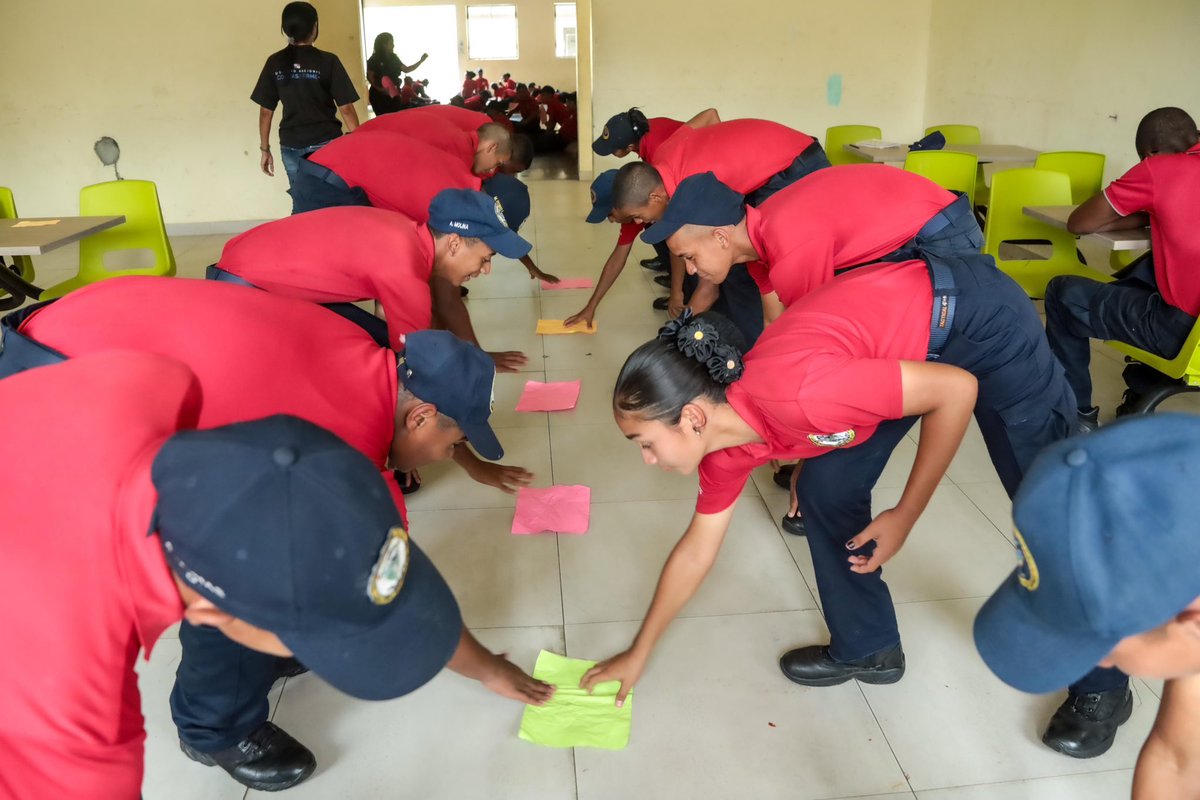 Nuestro equipo de trabajadores sociales y psicólogos compartieron con los jóvenes de la Academia El Buen Camino a través de talleres sociales enfocados en el desarrollo de valores, amor propio y el trabajo en equipo como herramientas para construir un mejor futuro.