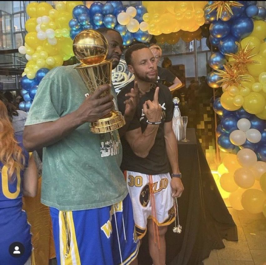 irlandaaas_'s tweet image. we good over here #4Time