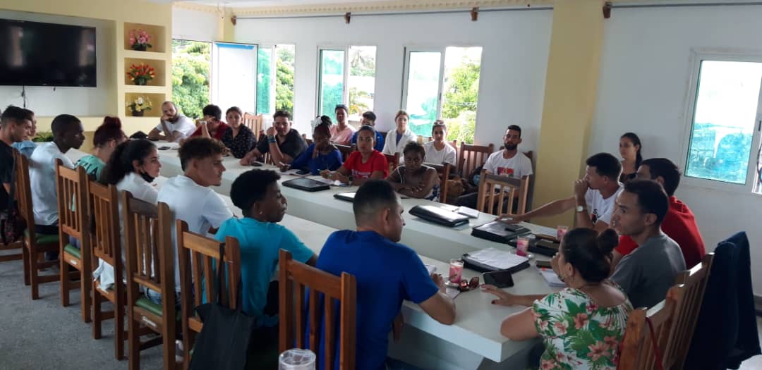 Intercambia una representación de Secretarios Generales de la #UJCPinar con Yanet Hernández Aguilera Miembro del Buró Nacional y otros funcionarios del Comité Nacional de la #UJCuba sobre los principales retos de la organización.
#PinarXNuevasVictorias 
#SiempreJoven