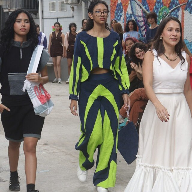 elucabista's tweet photo. Un desfile-competencia, que desafió la creatividad y la destreza en la confección con materiales reciclados, cerró la "Pasarela circular. El derecho a vestir sostenible", evento de #ModaUCAB @DerechoUCAB @egresados_ucab @UCABSustentable #UcabShop.
https://t.co/Pp8m4rfOlA https://t.co/yVW76ad1yG