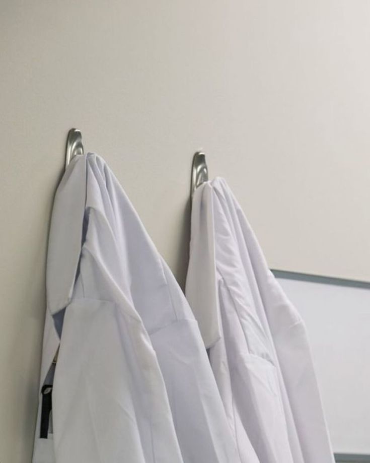 AnaCarrots__'s tweet photo. #miniau Shirbert:
Ainda Somos Nós?

Anne e Gilbert foram inseparáveis na faculdade de Medicina. A amizade evoluiu para algo mais, mas terminou em mágoas e silêncio. Anos depois, eles se reencontram em uma ação beneficente da antiga turma. + https://t.co/FUNh5QJuMb