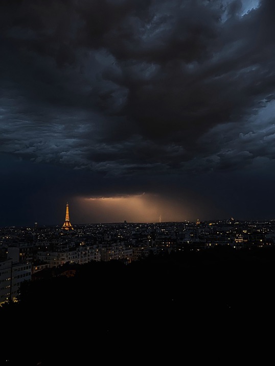 CerfiaFR's tweet image. 🇫🇷⛈️ EN IMAGES | L’orage violent qui a frappé Paris a été capturé au-dessus de la Tour Eiffel.

©️📸  @_SBFM_