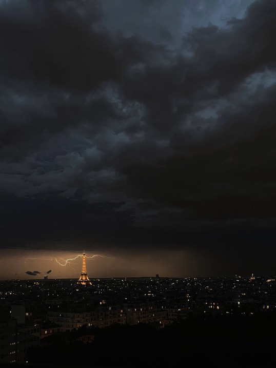 CerfiaFR's tweet image. 🇫🇷⛈️ EN IMAGES | L’orage violent qui a frappé Paris a été capturé au-dessus de la Tour Eiffel.

©️📸  @_SBFM_