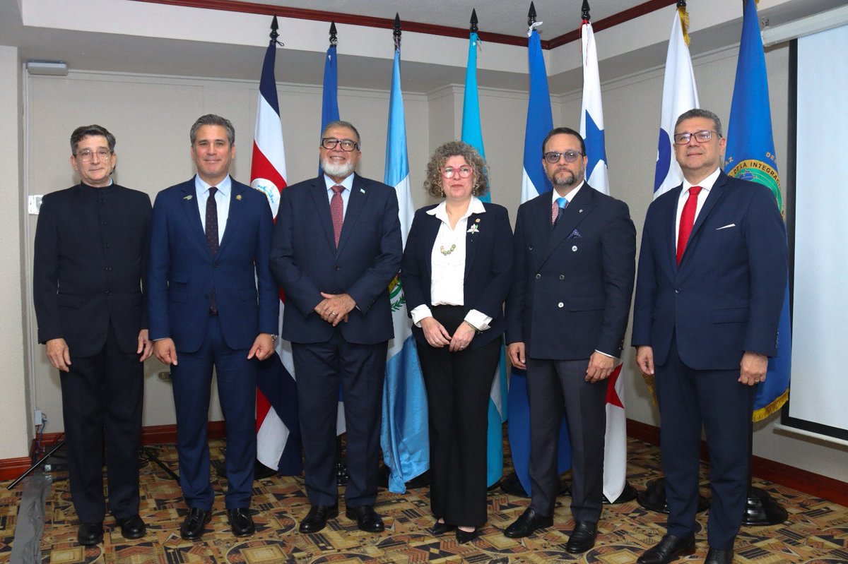 comexcr's tweet image. Hoy se realizó en 🇨🇷, la Reunión del COMIECO, donde se acordó el inicio de la negociación sobre etiquetado frontal, la aprobación de la Hoja de Ruta para implementar la Declaración Anticipada Obligatoria y se aprobaron 10 criterios de clasificación arancelaria .