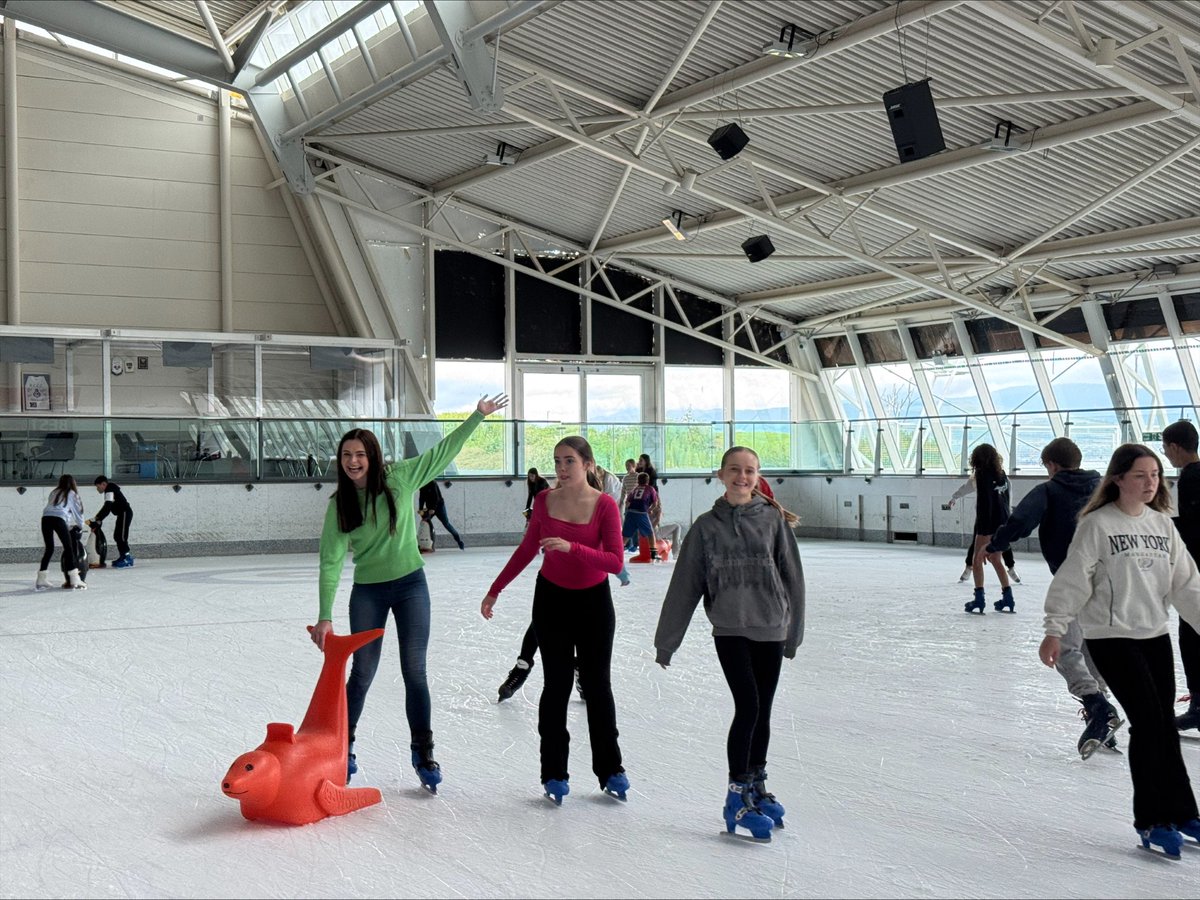 LanguagesLargs's tweet image. 54 pupils &amp;amp; 6 teachers went to Greenock Waterfront on Wednesday and had a fab time. Thank you to Mr McFadyen for organising and Mrs MacMillan, Mrs Kelly, Mr Grier, Mrs Roy &amp;amp; Mr Halliday. Hicimos patinaje sobre hielo y natación.On a fait du patinage sur glace et de la natation.