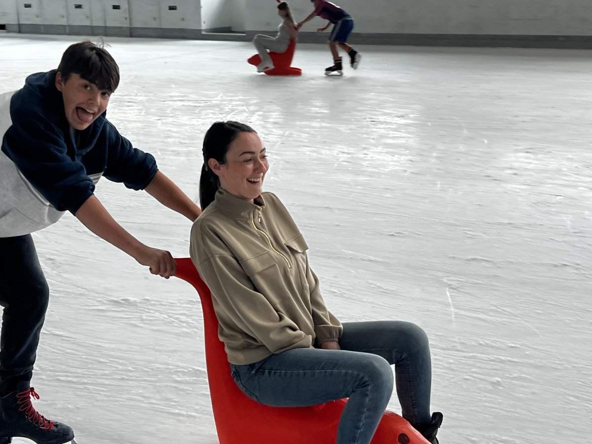 LanguagesLargs's tweet image. 54 pupils &amp;amp; 6 teachers went to Greenock Waterfront on Wednesday and had a fab time. Thank you to Mr McFadyen for organising and Mrs MacMillan, Mrs Kelly, Mr Grier, Mrs Roy &amp;amp; Mr Halliday. Hicimos patinaje sobre hielo y natación.On a fait du patinage sur glace et de la natation.