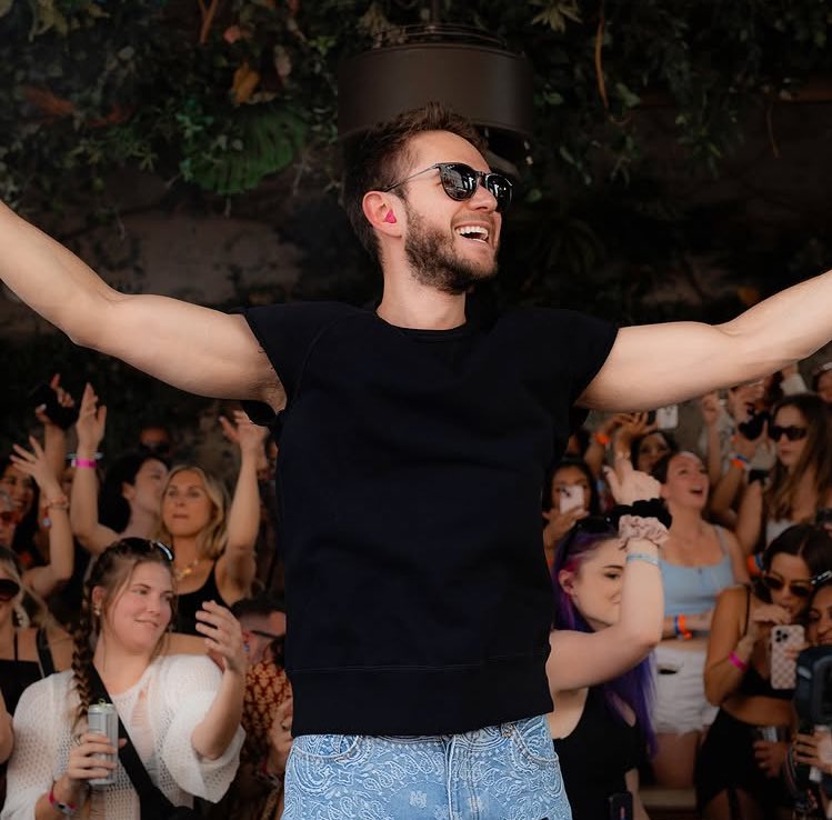 Tim_0908's tweet photo. #TAObeach
#ZEDD https://t.co/J7xulKXnI6