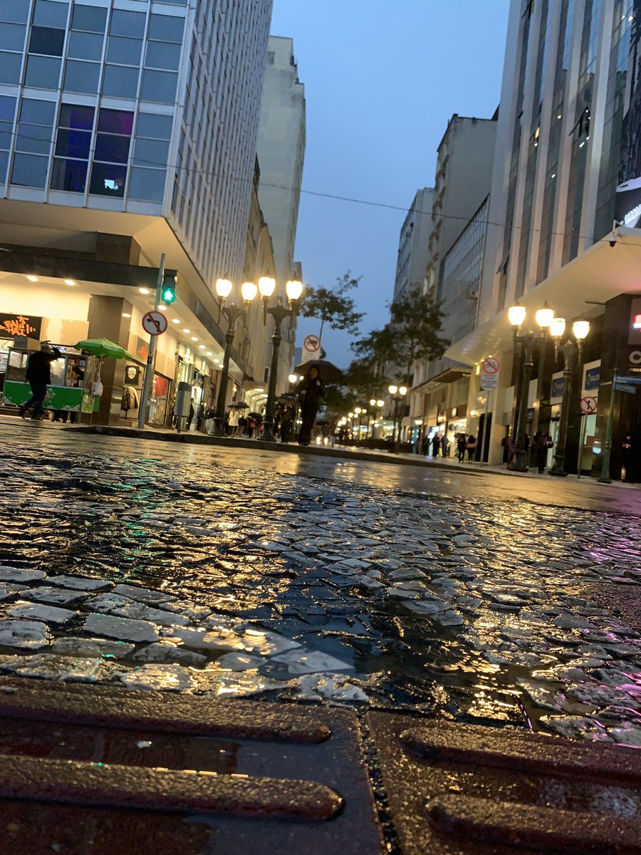 ozengabriel's tweet photo. Curitiba é linda até chovendo. https://t.co/kxw4iSAlhG