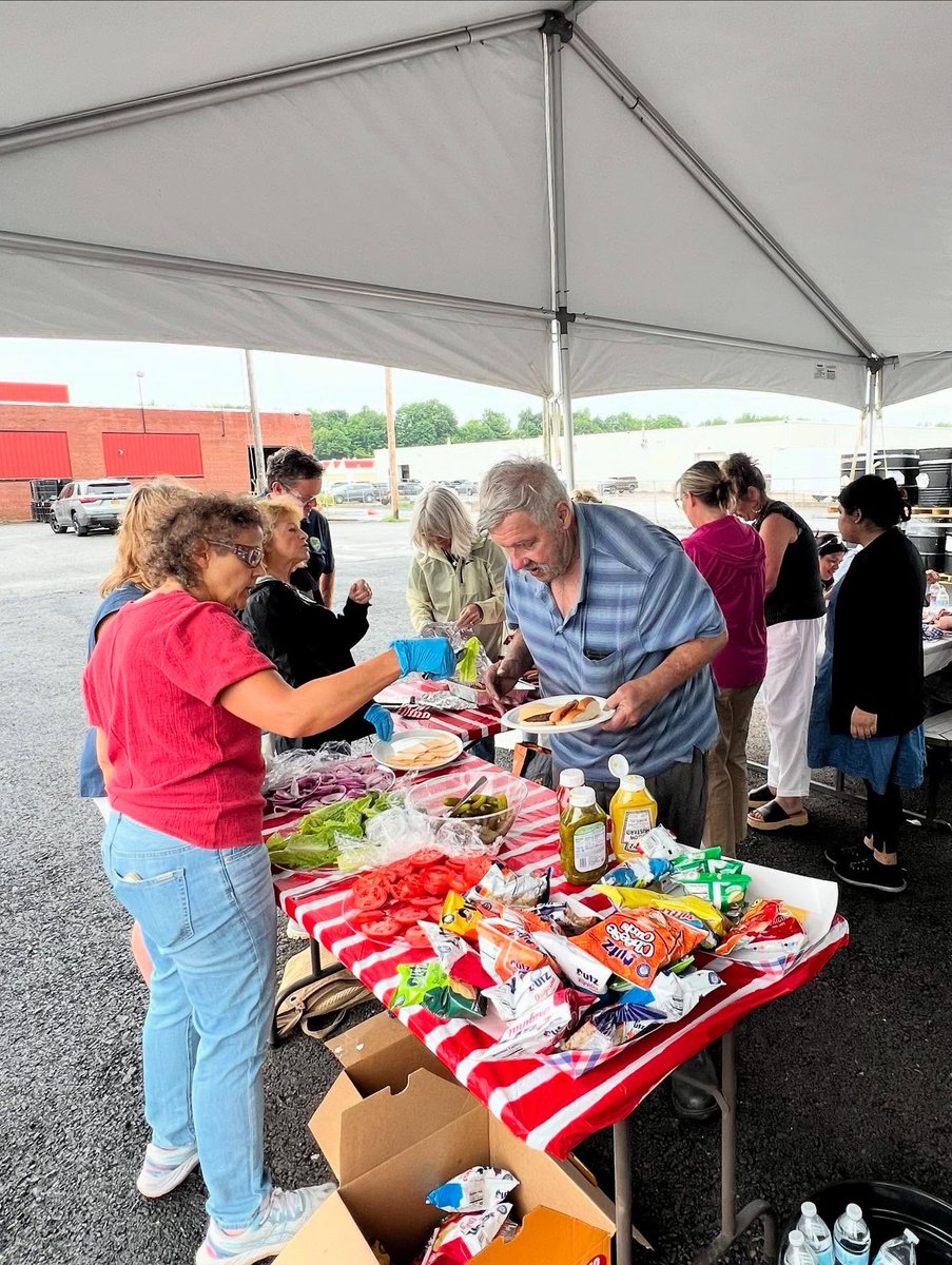 LibertyTabletop's tweet image. A little picnic and ice cream Summer celebration at @libertytabletop. 🎉We were especially happy 😃 to have soft serve ice cream today! 🍦