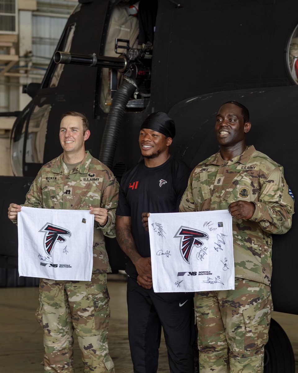 FalconsCR's tweet image. Earlier this month, Falcons players and Legends visited Hunter Army Airfield Base in Savannah as a part of our annual Fishing with the Falcons trip!
They learned house-clearing tactics, got hands-on experience with the Ranger equipment, and spent time with children at the School…