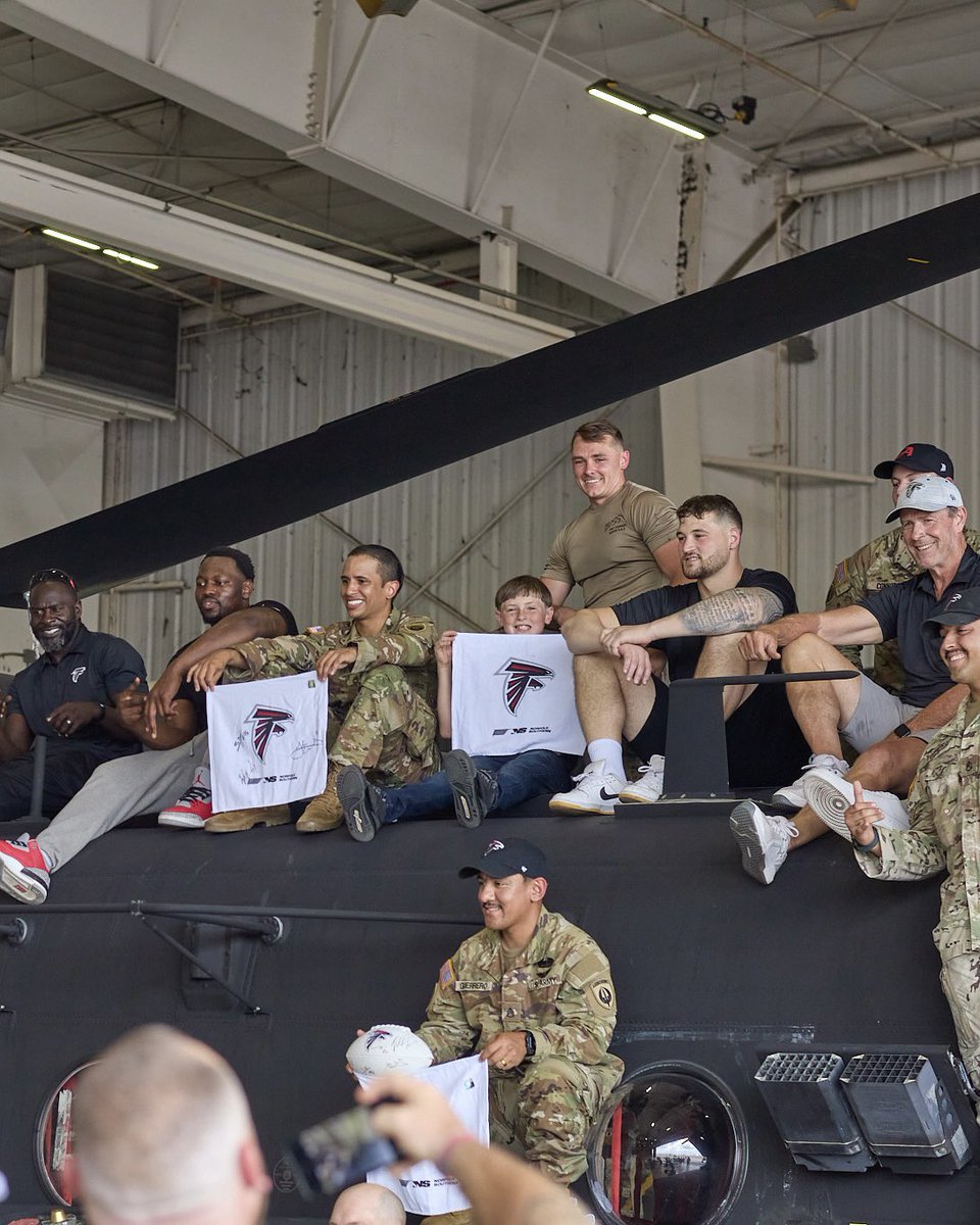 FalconsCR's tweet image. Earlier this month, Falcons players and Legends visited Hunter Army Airfield Base in Savannah as a part of our annual Fishing with the Falcons trip!
They learned house-clearing tactics, got hands-on experience with the Ranger equipment, and spent time with children at the School…