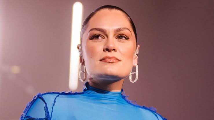 choquei's tweet photo. 🚨FAMOSOS: Jessie J revelou que está curada do câncer após se submeter a uma mastectomia seguida de reconstrução dos seios. “O câncer sumiu por completo”, declarou. https://t.co/d165tXlgFG
