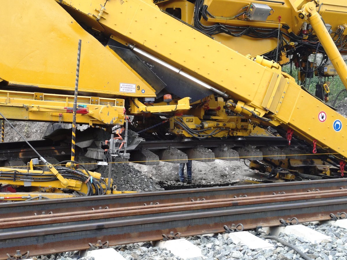 gdrahns's tweet photo. úplně jsem vám zapomněl říct, že jsem včera viděl stroj na sanaci železničního spodku plasser &amp; theurer AHM 800-R (a letní krajinu v údolí berounky) https://t.co/ScFKG4HhGe