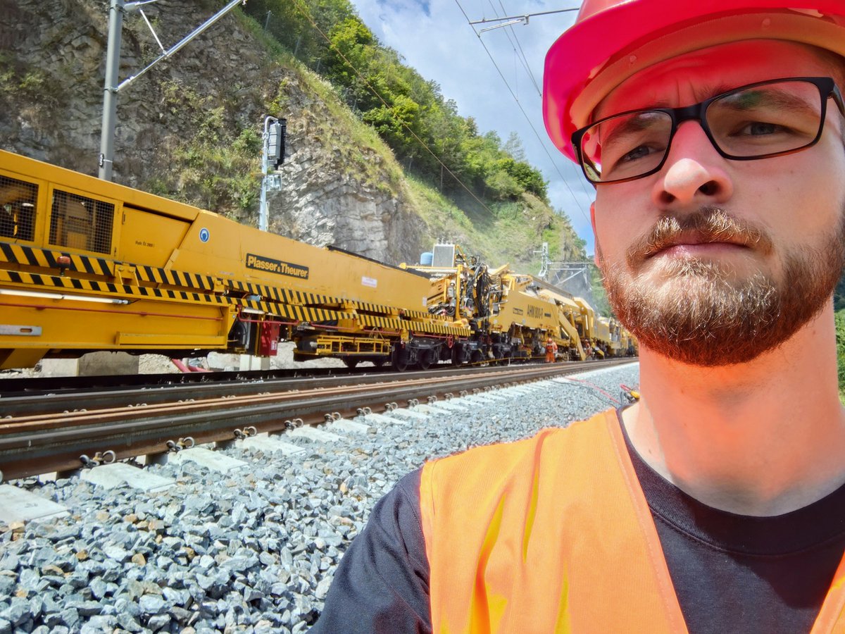 gdrahns's tweet photo. úplně jsem vám zapomněl říct, že jsem včera viděl stroj na sanaci železničního spodku plasser &amp; theurer AHM 800-R (a letní krajinu v údolí berounky) https://t.co/ScFKG4HhGe