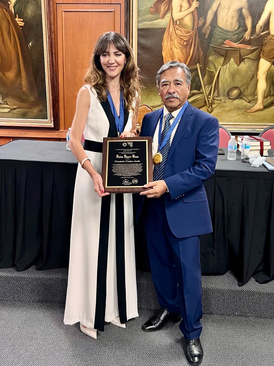 mccamposacunha's tweet photo. 🎓 Cómo pasa el tiempo! Hace un año recibía el #DoctoradoHonorisCausa de la #IAPAS de #México
Un reconocimiento que me hizo (y me sigue haciendo) muchísima ilusión, y que recibí con todo el agradecimiento del mundo, como una muestra del valor de la cultura del esfuerzo. https://t.co/LtEBanzfIW
