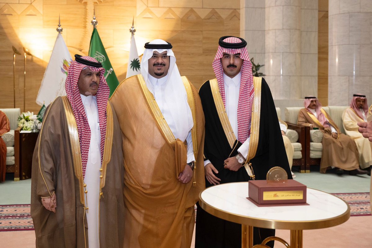 mmsubeai's tweet photo. اثناء السلام اليوم على سمو الأمير / محمد بن عبدالرحمن نائب امير منطقة الرياض واستلام الجائزه  من سموه الكريم الله يطول عمره ويحفظه https://t.co/ljLyvds0Uc