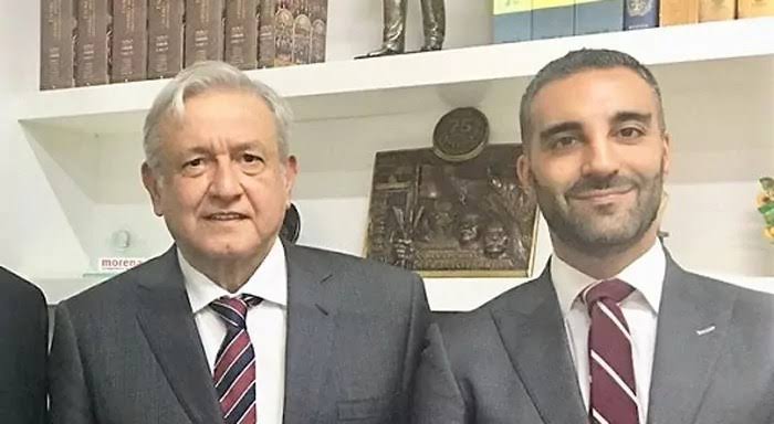 No retuiteo a <a href="/SimonLevyMx/">Simón Levy</a> porque me tiene bloqueado. 
Pero paso a recordarles que por más cosas que tuitee no lo tomo de referente
 Recuerden bien con quién se juntaba y como defendía a la 4T
¿Creen que ese cambio brusco fue casualidad? yo no, simplemente algo no le cumplieron.