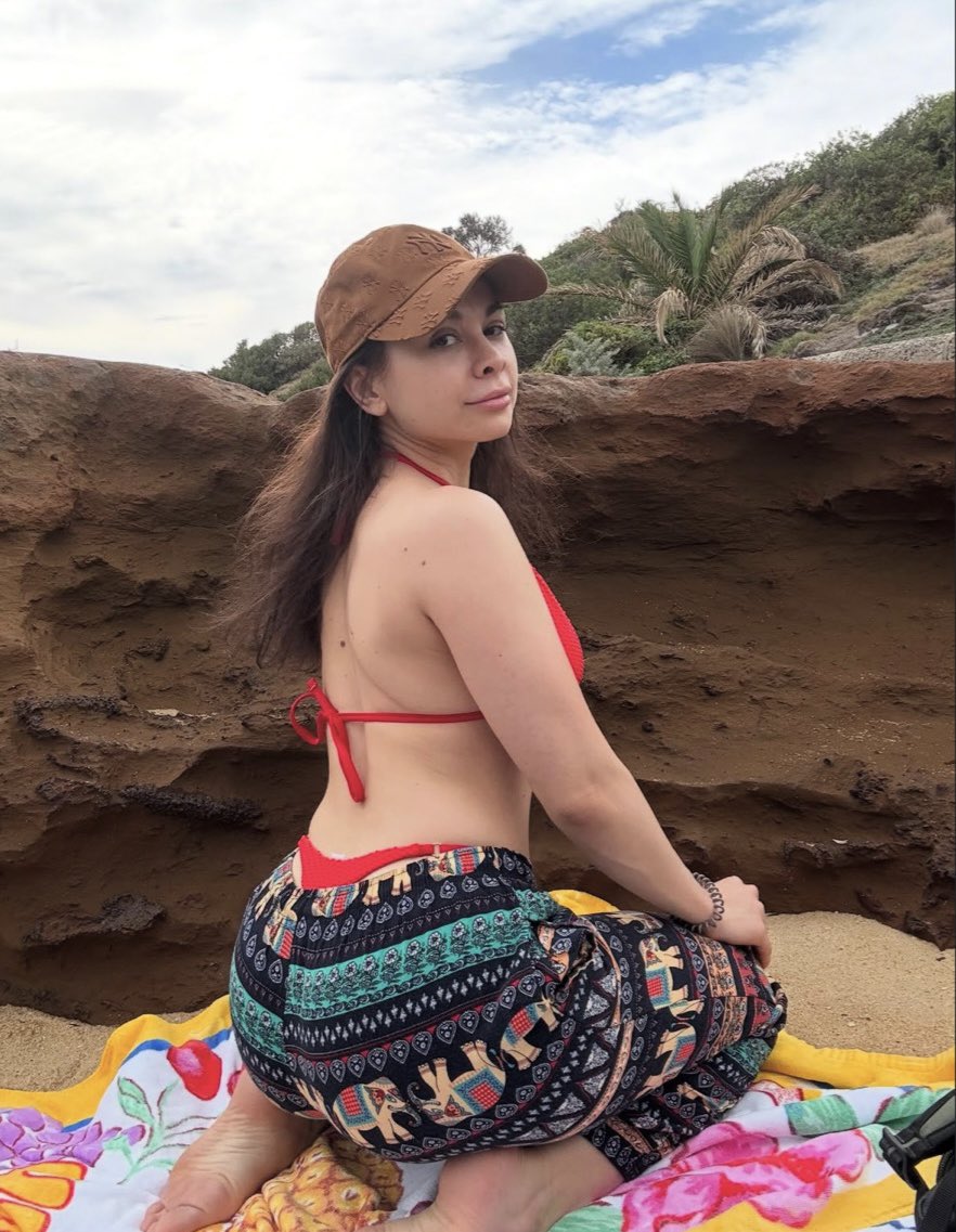 _mayaaduarte's tweet photo. aproveitando últimos dias no paraíso🌊☀️🏖️ https://t.co/tsZlphItNL