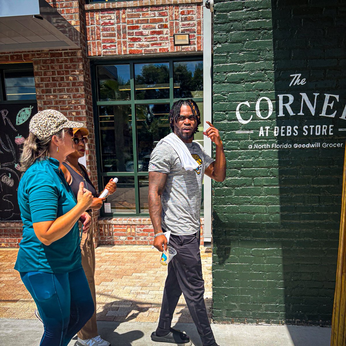 LiftJax's tweet image. For the past few years, we’ve partnered with the @jaguars to tour rookies through OutEast during rookie camp. This year, we welcomed 30 rookies and showed them key projects in the neighborhood and the role the Jaguars have played in our work. From meeting the kids at @JAX_PAL l…