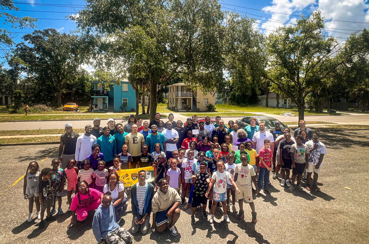 LiftJax's tweet image. For the past few years, we’ve partnered with the @jaguars to tour rookies through OutEast during rookie camp. This year, we welcomed 30 rookies and showed them key projects in the neighborhood and the role the Jaguars have played in our work. From meeting the kids at @JAX_PAL l…