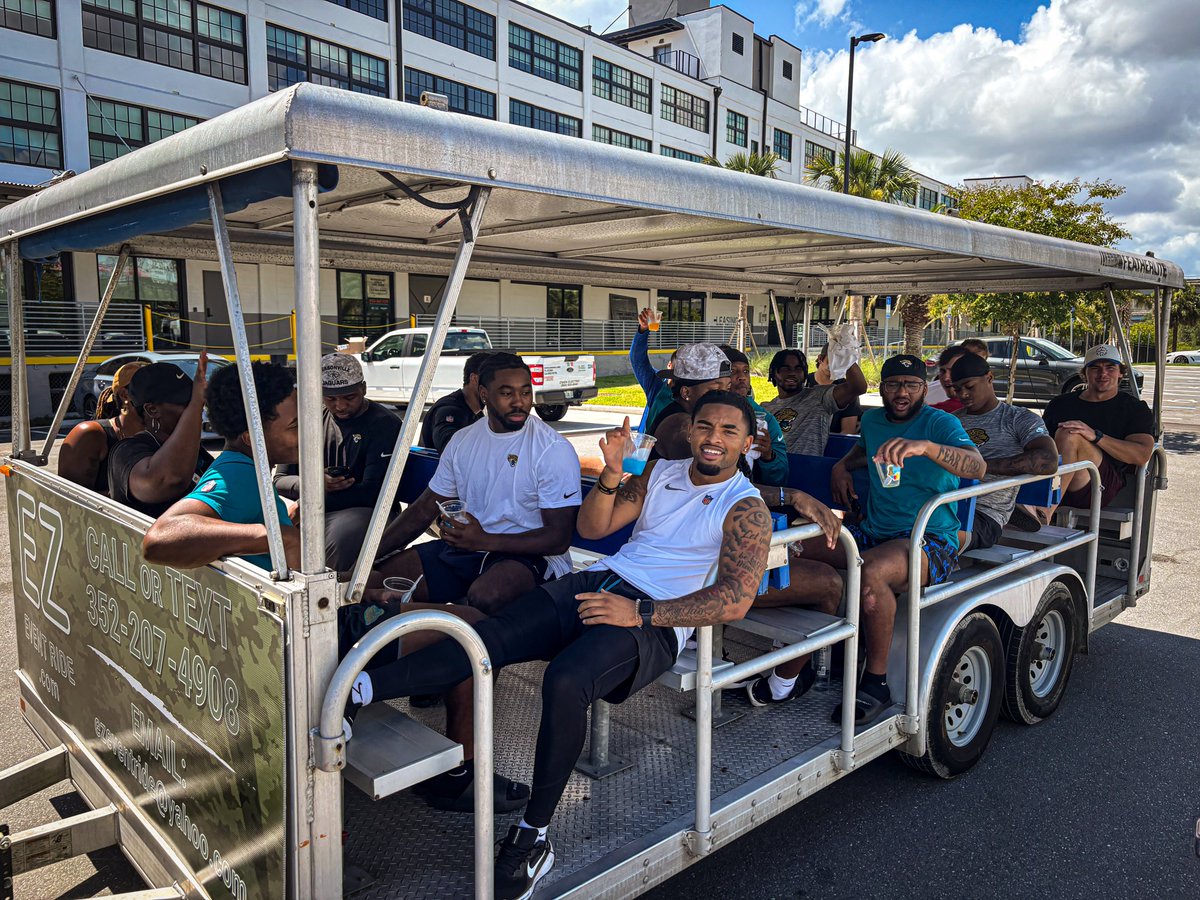 LiftJax's tweet image. For the past few years, we’ve partnered with the @jaguars to tour rookies through OutEast during rookie camp. This year, we welcomed 30 rookies and showed them key projects in the neighborhood and the role the Jaguars have played in our work. From meeting the kids at @JAX_PAL l…