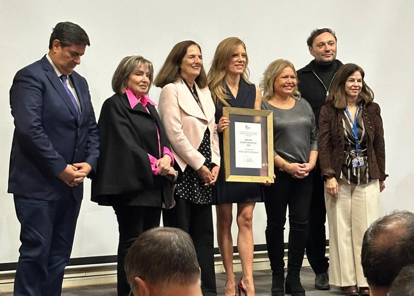 fcomuc's tweet photo. La periodista UC Mónica Rincón recibió el premio Lenka Franulic 2024, que reconoce la trayectoria de mujeres en el periodismo. Un homenaje a su compromiso con la verdad, la igualdad de género y la defensa de un periodismo riguroso y valiente.

Conoce más https://t.co/Iz08hrKfom https://t.co/NiSBSf3YTy