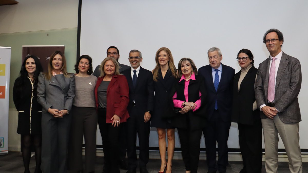 fcomuc's tweet photo. La periodista UC Mónica Rincón recibió el premio Lenka Franulic 2024, que reconoce la trayectoria de mujeres en el periodismo. Un homenaje a su compromiso con la verdad, la igualdad de género y la defensa de un periodismo riguroso y valiente.

Conoce más https://t.co/Iz08hrKfom https://t.co/NiSBSf3YTy