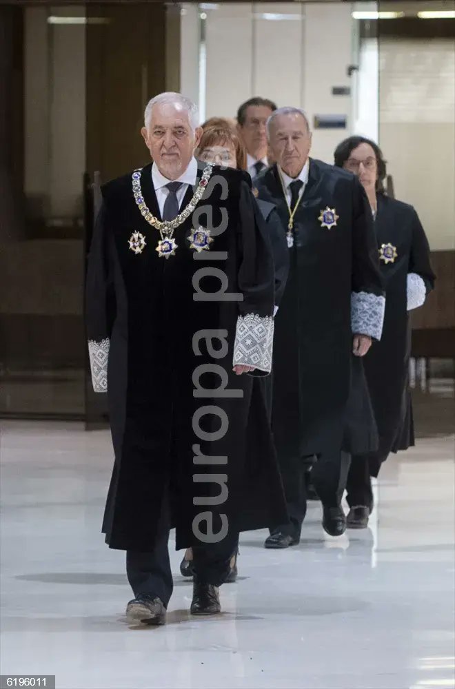 Deberían analizarse las sospechas de casos relativos al NARCO que habrían llevado de la mano en el Tribunal Constitucional su actual Presidente Cándido Conde Pumpido con su hijo Cándido en calidad de abogado 👇😱
Esa Trama podría ser más jodida que todas las de Leire, Abalos y