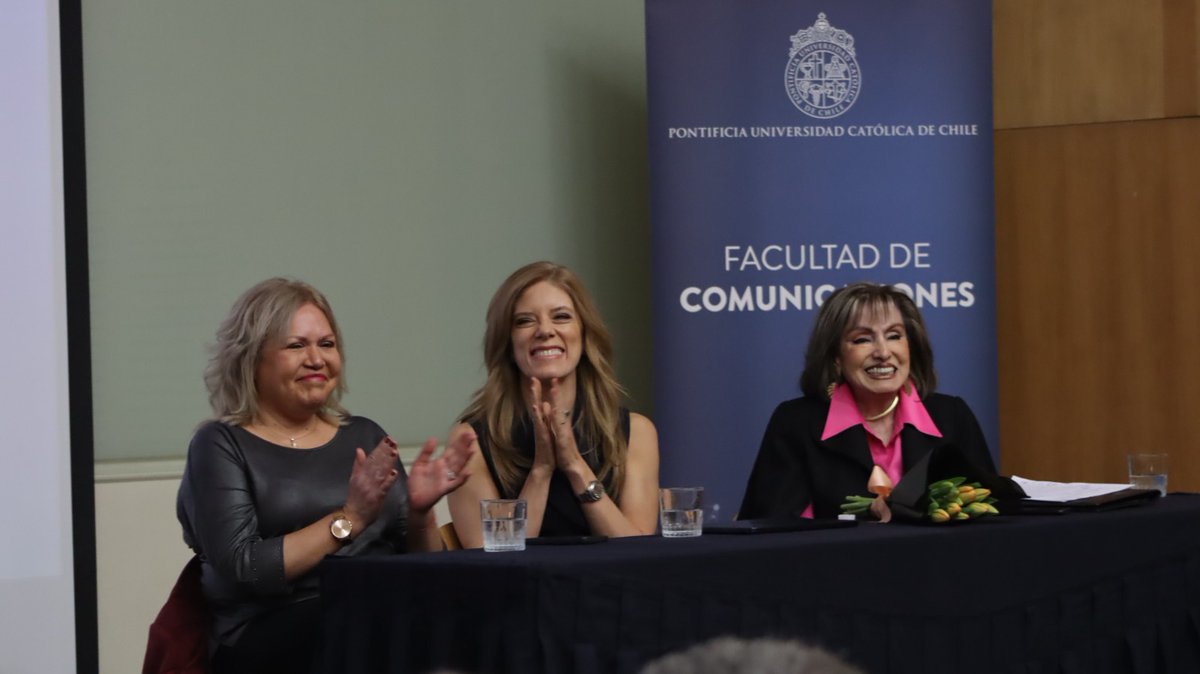 fcomuc's tweet photo. La periodista UC Mónica Rincón recibió el premio Lenka Franulic 2024, que reconoce la trayectoria de mujeres en el periodismo. Un homenaje a su compromiso con la verdad, la igualdad de género y la defensa de un periodismo riguroso y valiente.

Conoce más https://t.co/Iz08hrKfom https://t.co/NiSBSf3YTy