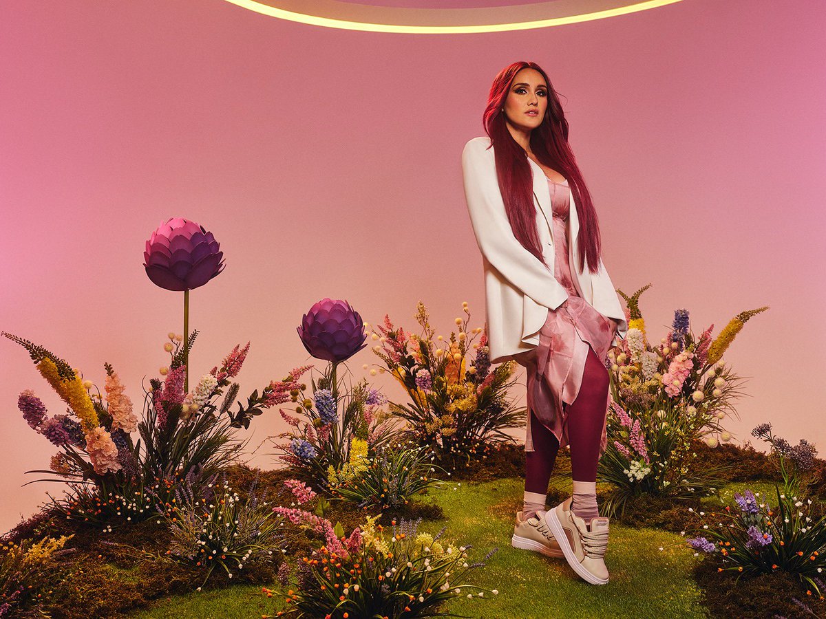 OficialMoleca's tweet photo. A ruiva mais famosa da América Latina chegou com tudo! 🩷

A nossa collab icônica com a @DulceMaria estreia HOJE, às 20h, no nosso site: https://t.co/wMXfX8rZUE! #MolecaYDulce https://t.co/4bIYwLFyit