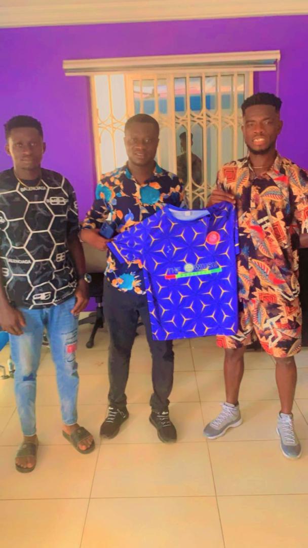 Thank you, <a href="/BoakyeGodfred_5/">BOAKYE GODFRED</a> 'Scholes', of Vision FC for giving me this customized Jersey